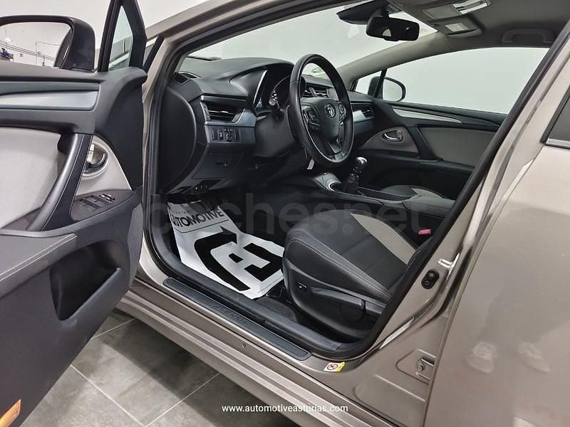 Usado Toyota Avensis Advance 150 CV (110 kW) 2015 Gris / plata Familiar