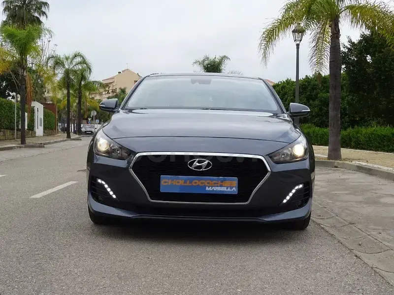 Usado Hyundai i30 120 CV (88 kW) 2018 Gris / plata Berlina