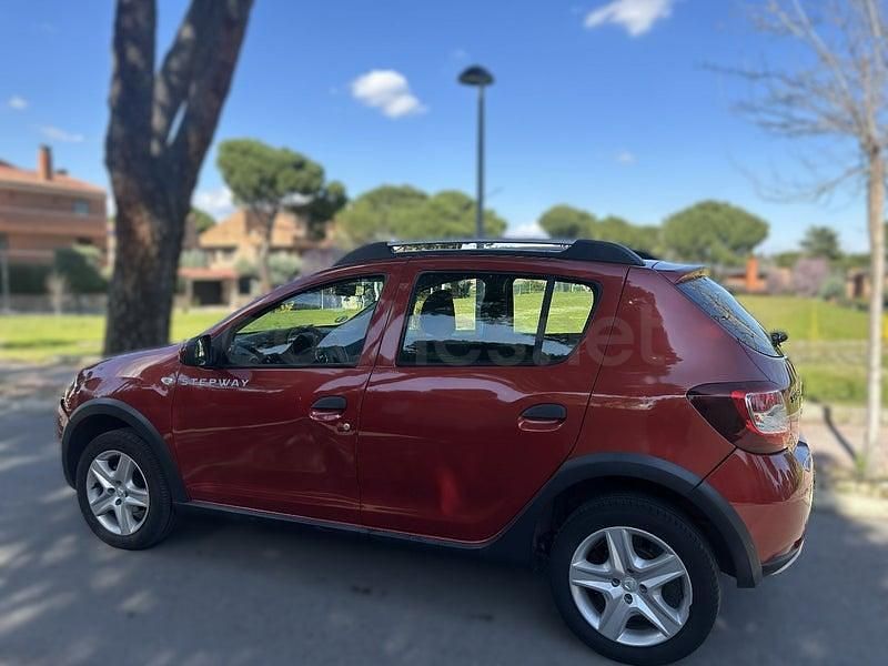 Usado Dacia Sandero Stepway 90 CV (66 kW) 2016 Granate Berlina
