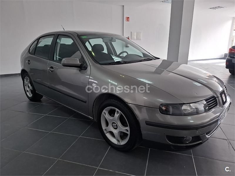 Usado Seat Leon Sport 110 CV (80 kW) 2003 Gris / plata Utilitario