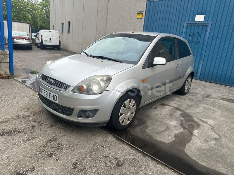 Gris / plata Usado 2006 Ford Fiesta Trend Utilitario | 3500 € (Precio justo) - Imagen 1/4