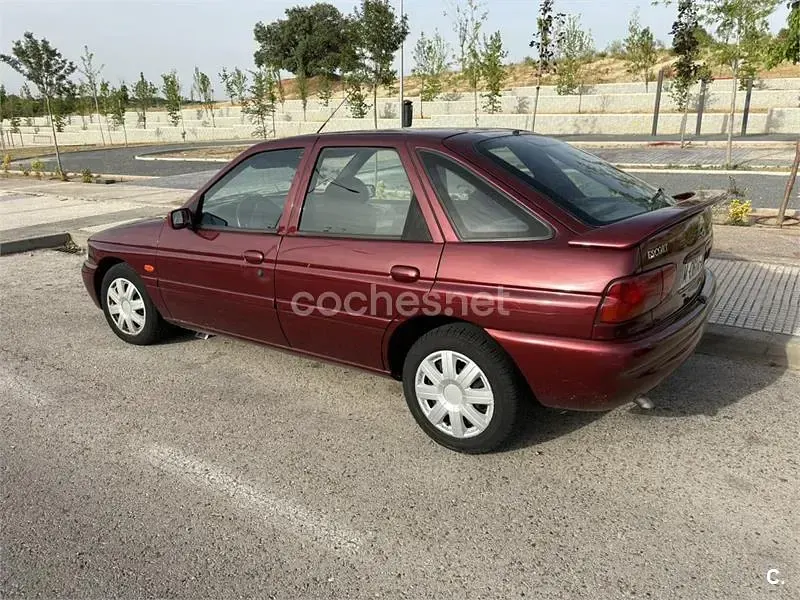 Usado Ford Escort 70 CV (51 kW) 1998 Granate Berlina