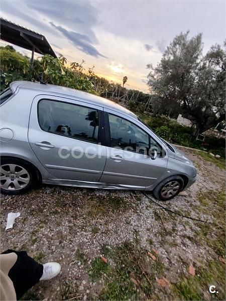 Usado Peugeot 307 90 CV (66 kW) 2001 Gris / plata Berlina