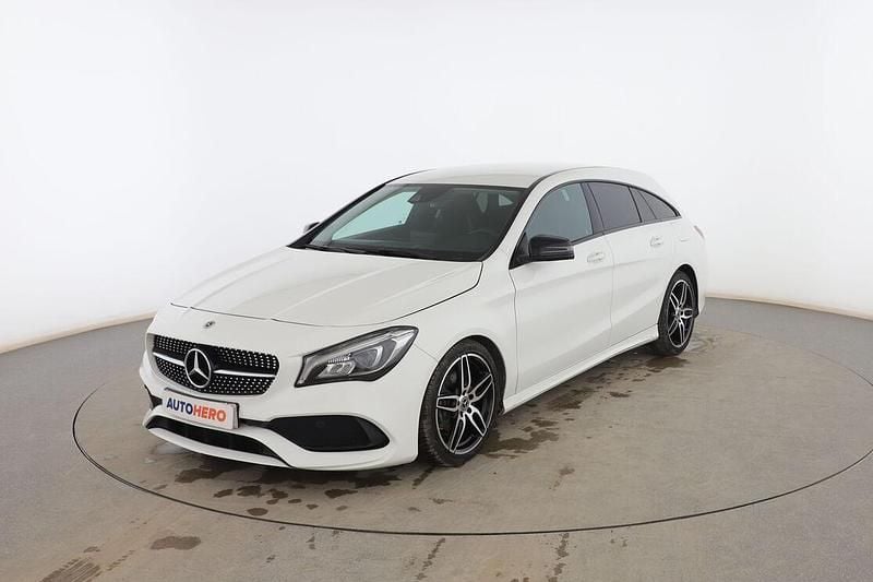 Usado Mercedes CLA180 Shooting Brake AMG line 122 CV (89 kW) 2018 Blanco Familiar