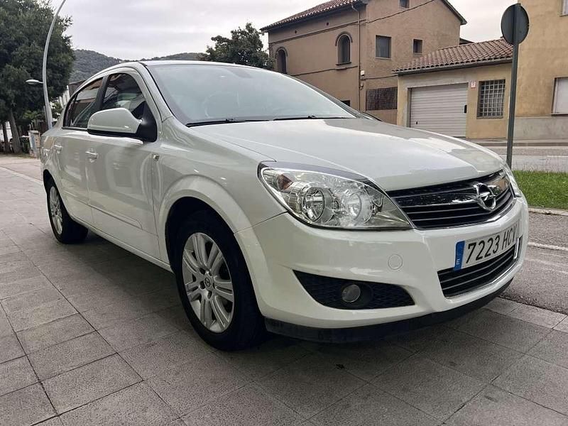 Usado Opel Astra Edition 110 HP (80 kW) 2011 Branco Sedan