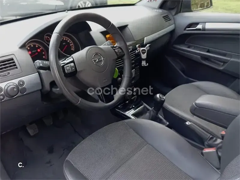 Usado Opel Astra Cosmo 140 CV (102 kW) 2008 Negro Berlina