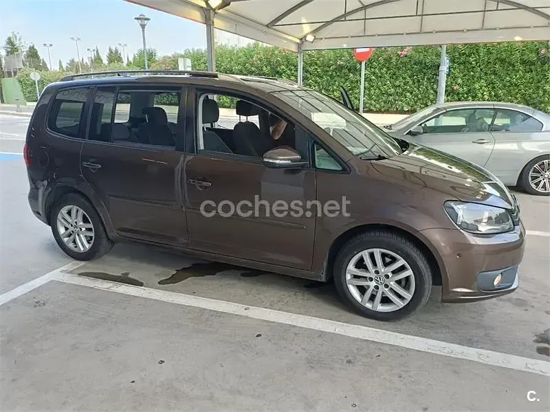 Usado VW Touran Advance 105 CV (77 kW) 2014 Marrón Monovolumen