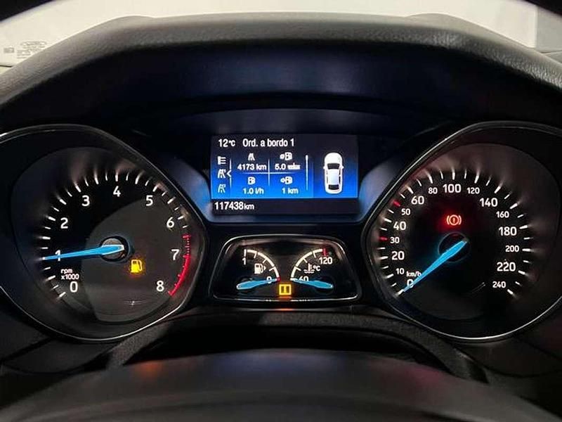 Usado Ford Focus Trend 125 CV (91 kW) 2015 Blanco Berlina