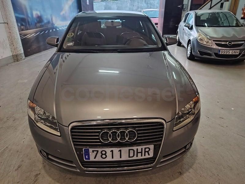 Usado Audi A4 Premium 140 CV (102 kW) 2005 Gris / plata Berlina