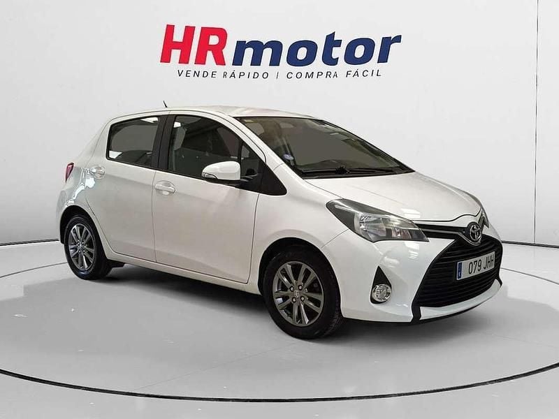Blanco Usado 2015 Toyota Yaris Active Utilitario | 8290 € (Precio justo) - Imagen 1/4