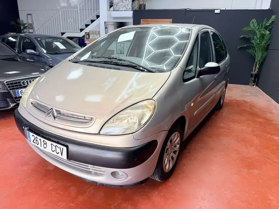 Usado Citroën Xsara Picasso Exclusive 90 CV (66 kW) 2003 Marrón Monovolumen