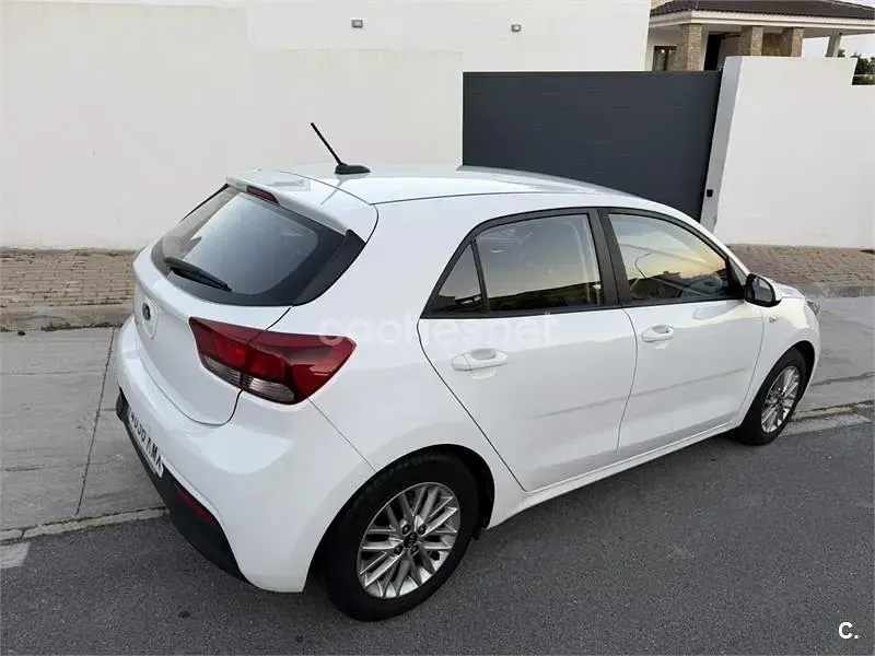 Usado Kia Rio 84 CV (61 kW) 2018 Blanco Berlina