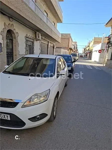 Usado Ford Focus Trend 109 CV (80 kW) 2010 Blanco Berlina