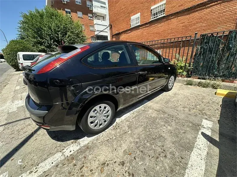 Usado Ford Focus Trend 100 CV (73 kW) 2006 Negro Berlina