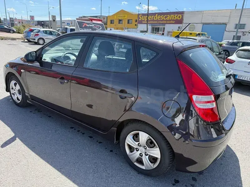 Usado Hyundai i30 Comfort 109 CV (80 kW) 2010 Marrón Berlina