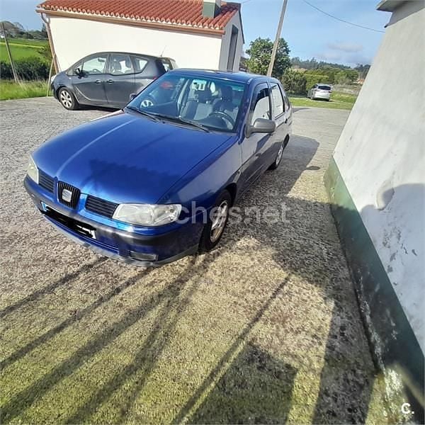 Usado Seat Cordoba 68 CV (50 kW) 2002 Azul Berlina