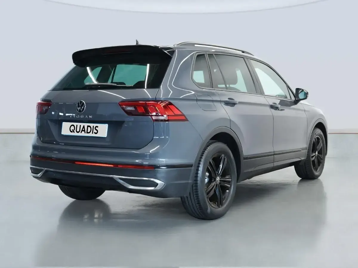 Usado VW Tiguan Sportline 150 CV (110 kW) 2022 Gris SUV