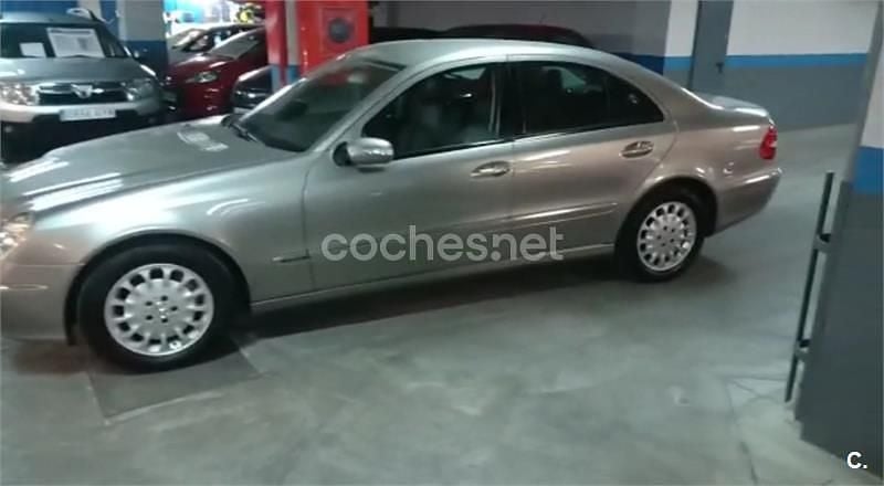 Usado Mercedes E270 Elegance 177 CV (130 kW) 2005 Beige Berlina