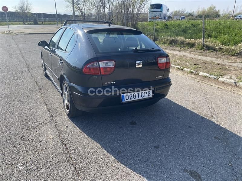 Usado Seat Leon 105 CV (77 kW) 2003 Negro Utilitario
