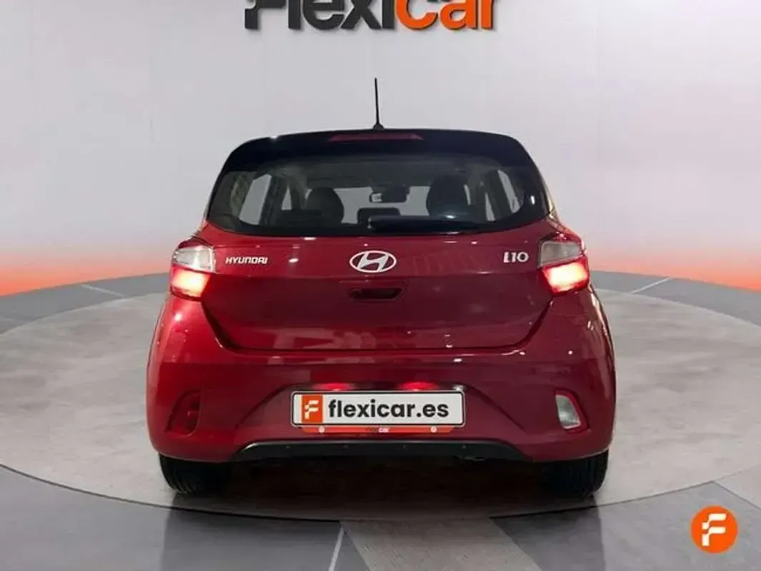 Usado Hyundai i10 67 CV (49 kW) 2023 Rojo Utilitario