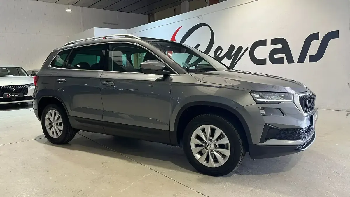 Usado Skoda Karoq Ambition 150 CV (110 kW) 2023 Gris SUV