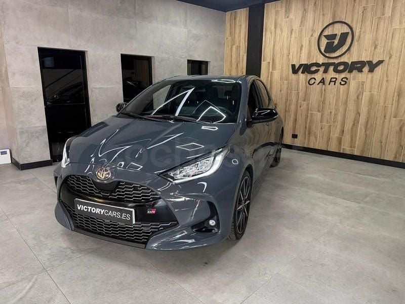 Usado Toyota Yaris Hybrid Sport 130 CV (95 kW) 2025 Gris / plata Berlina