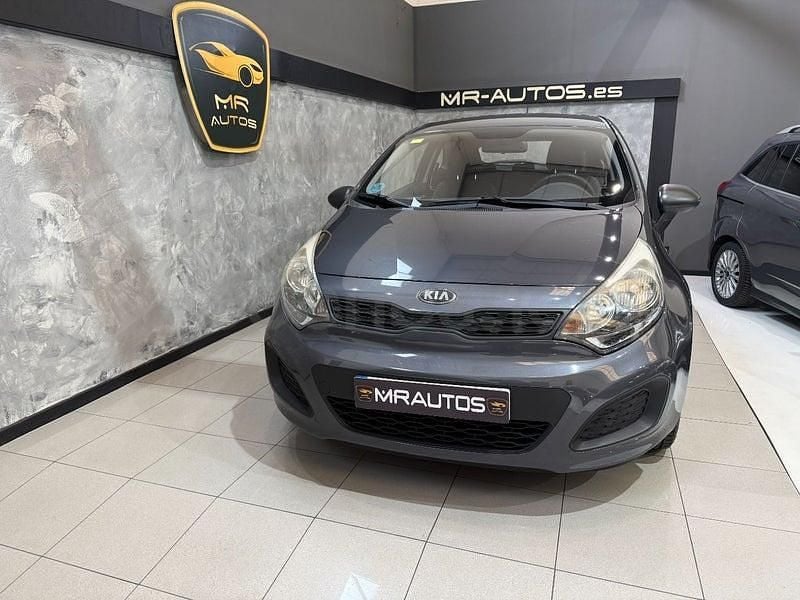 Usado Kia Rio 85 CV (62 kW) 2012 Gris / plata Berlina
