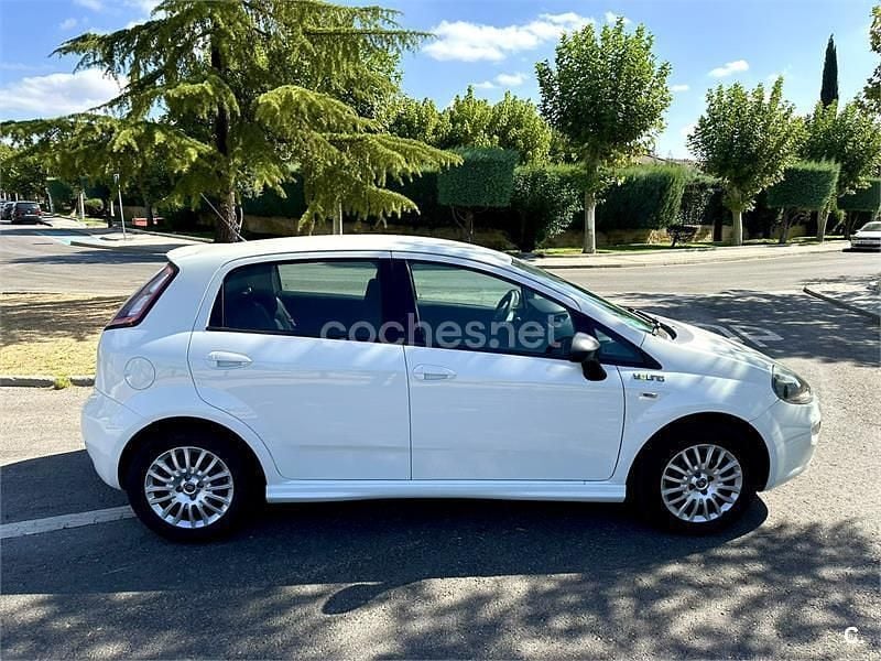 Usado Fiat Punto Young 69 CV (50 kW) 2014 Blanco Berlina