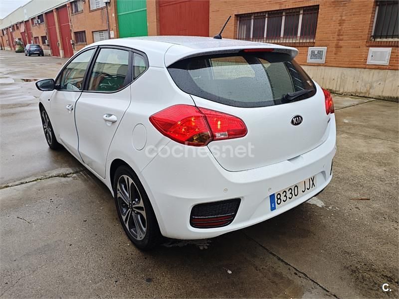 Usado Kia Ceed 100 CV (73 kW) 2015 Blanco Utilitario