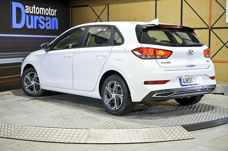 Usado Hyundai i30 116 CV (85 kW) 2021 Blanco Berlina