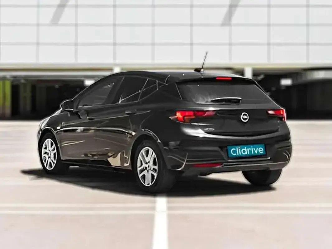 Usado Opel Astra Selective 105 CV (77 kW) 2018 Negro Utilitario