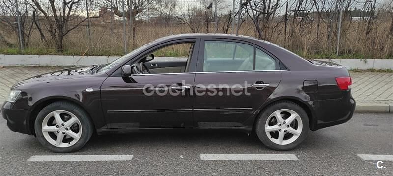 Usado Hyundai Sonata Style 140 CV (102 kW) 2007 Granate Berlina