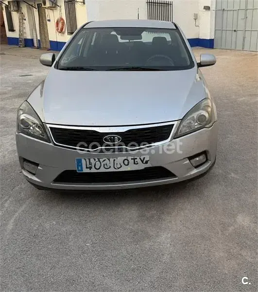 Usado Kia Ceed 115 CV (84 kW) 2010 Gris / plata Utilitario