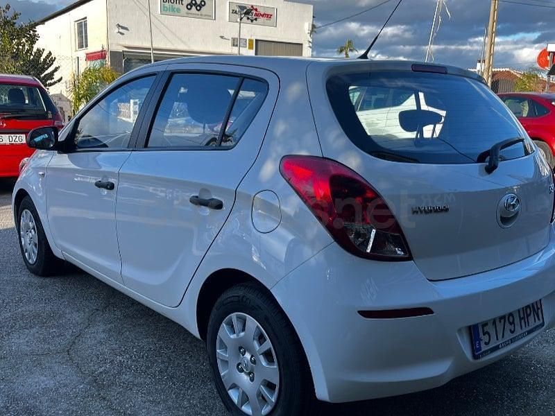 Usado Hyundai i20 75 CV (55 kW) 2013 Blanco Utilitario