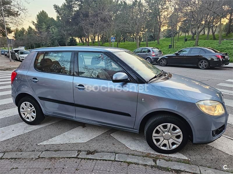 Usado Skoda Fabia Active 60 CV (44 kW) 2010 Azul Berlina