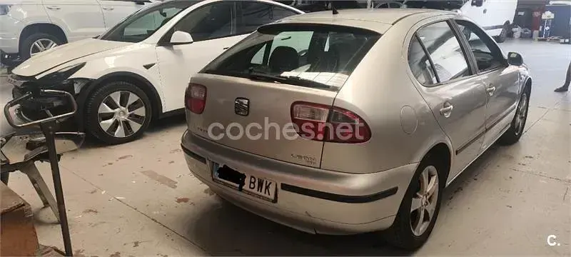 Usado Seat Leon 90 CV (66 kW) 2002 Gris / plata Utilitario