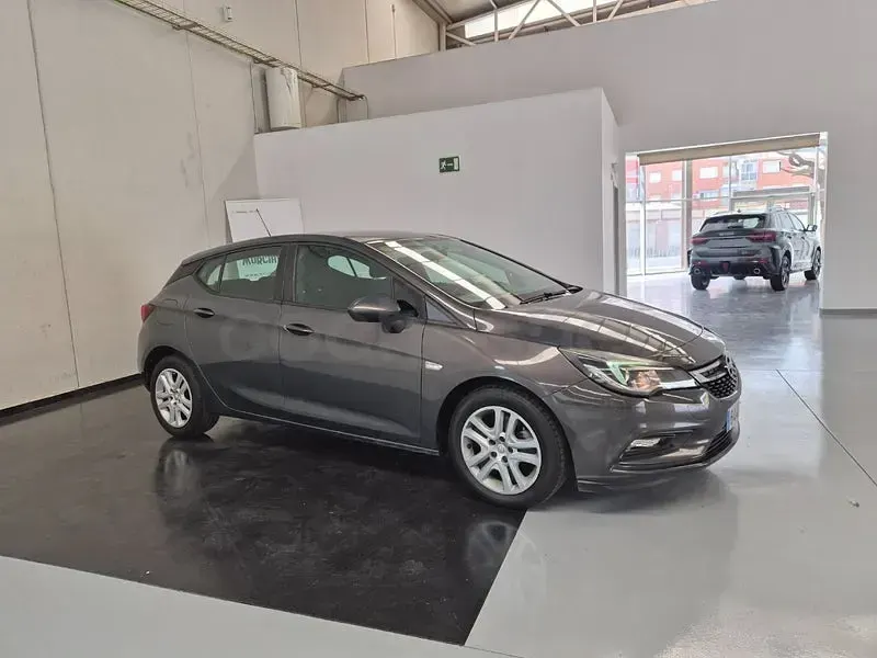 Usado Opel Astra Business 110 CV (80 kW) 2016 Gris / plata Berlina