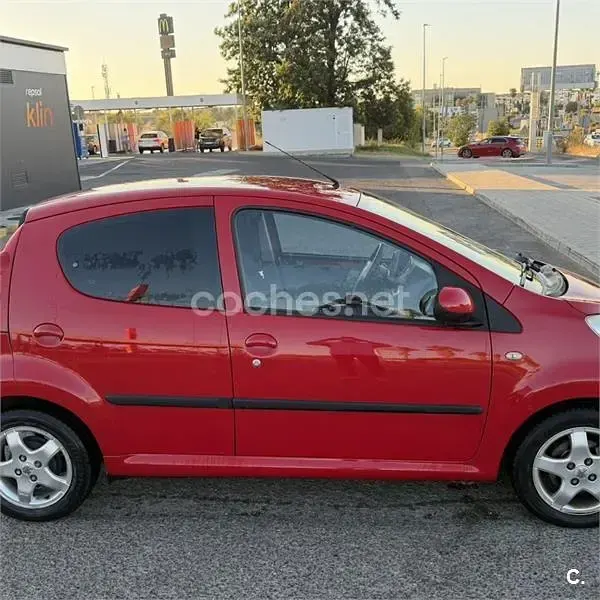Usado Peugeot 107 68 CV (50 kW) 2010 Rojo Utilitario