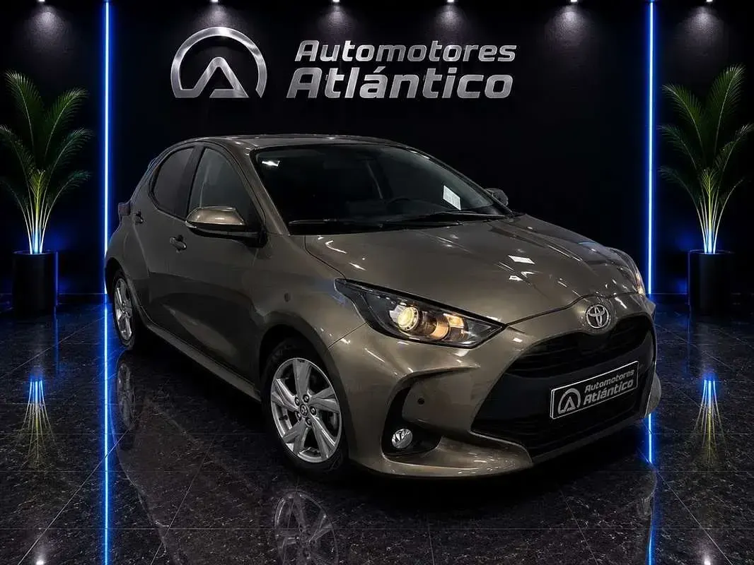 Usado Toyota Yaris Hybrid Active 116 CV (85 kW) 2025 Marrón Utilitario