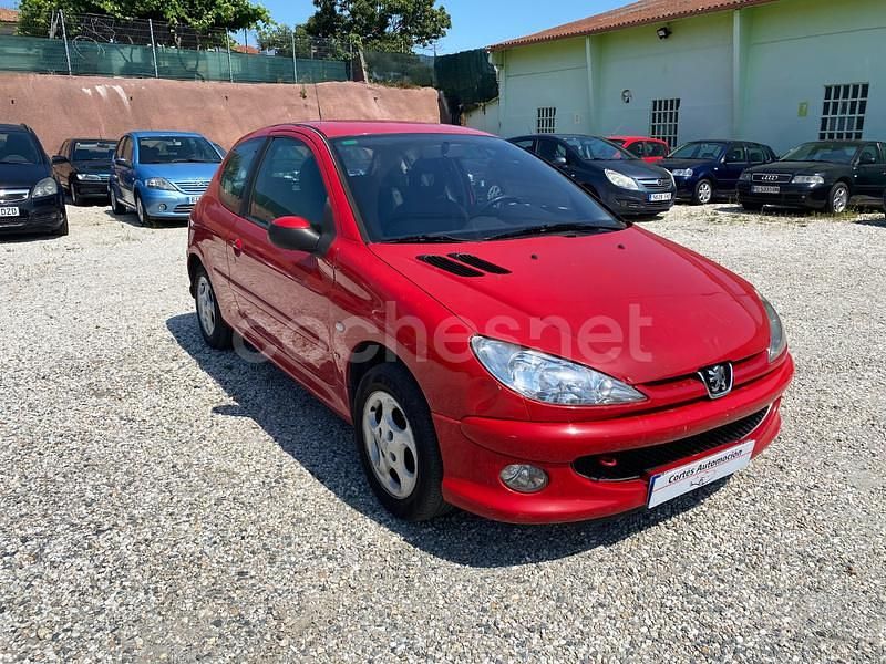 Usado Peugeot 206 75 CV (55 kW) 2003 Rojo Berlina