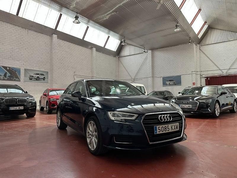 Usado Audi A3 Ambiente 116 CV (85 kW) 2019 Azul Berlina