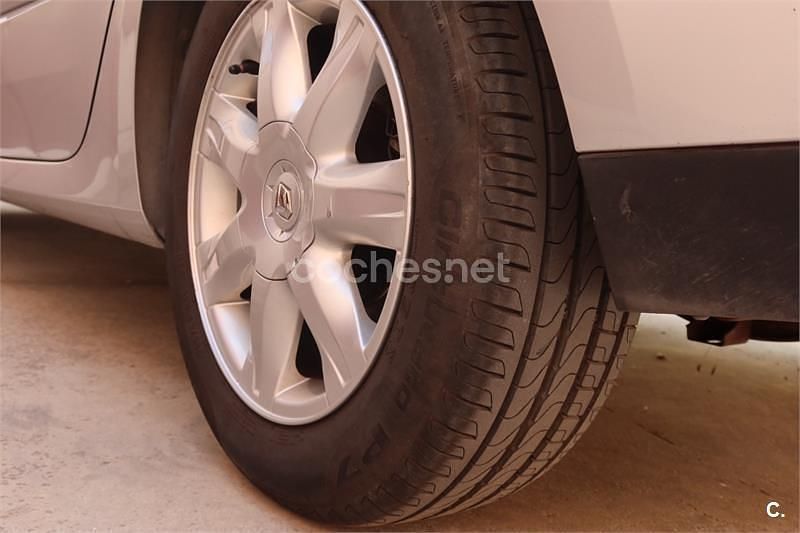 Usado Renault Laguna III Expression 140 CV (102 kW) 2010 Gris / plata Berlina