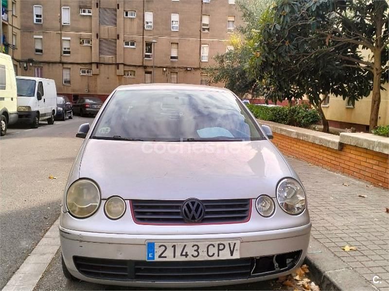 Gris / plata Usado 2003 VW Polo Trendline Berlina | 1600 € (Buen precio) - Imagen 1/4