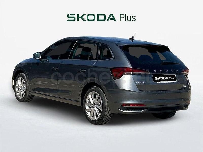 Usado Skoda Scala Selection 116 CV (85 kW) 2025 Gris Utilitario