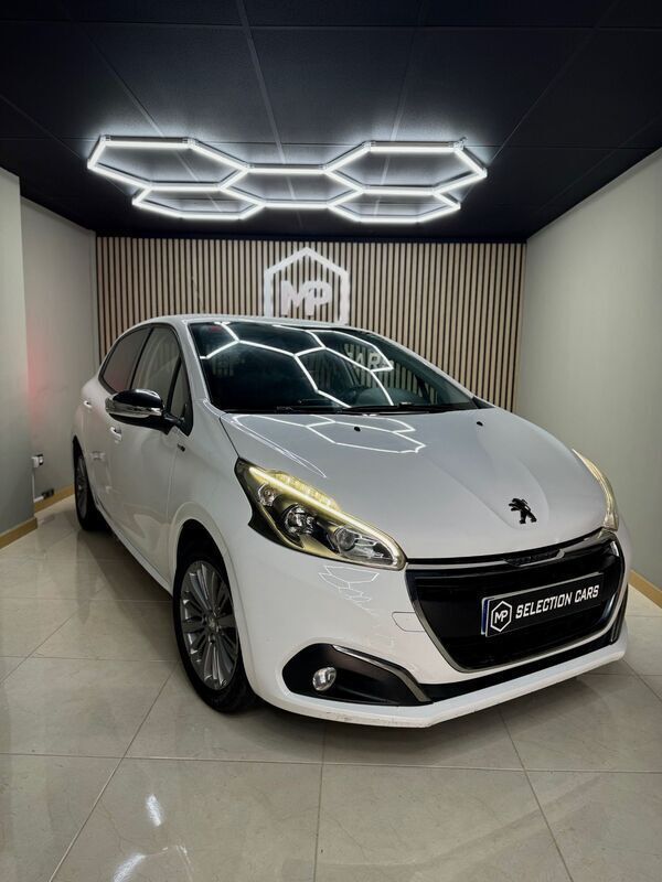 Blanco Usado 2017 Peugeot 208 Active Utilitario | 7990 € (Precio justo) - Imagen 1/4
