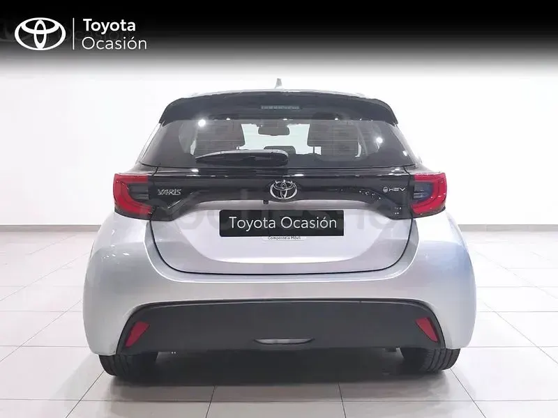 Usado Toyota Yaris Hybrid Active 116 CV (85 kW) 2025 Gris / plata Berlina