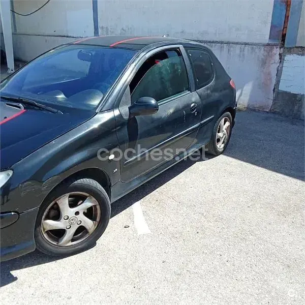 Usado Peugeot 206 110 CV (80 kW) 2004 Negro Berlina
