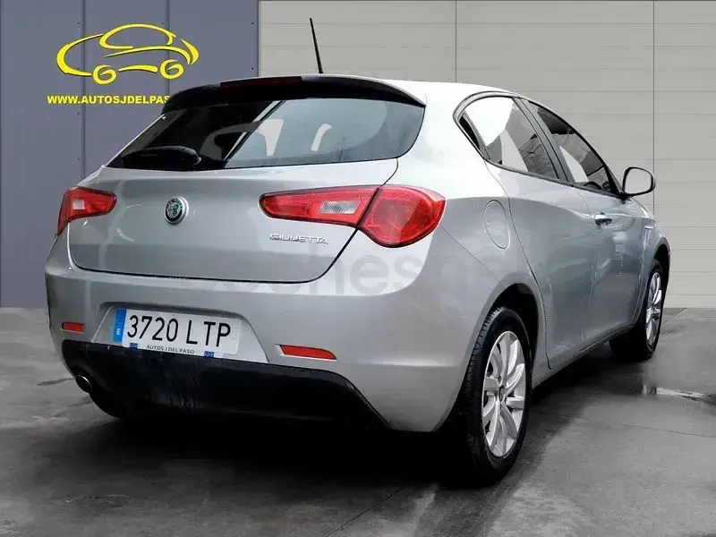Usado Alfa Romeo Giulietta 120 CV (88 kW) 2021 Gris / plata Berlina