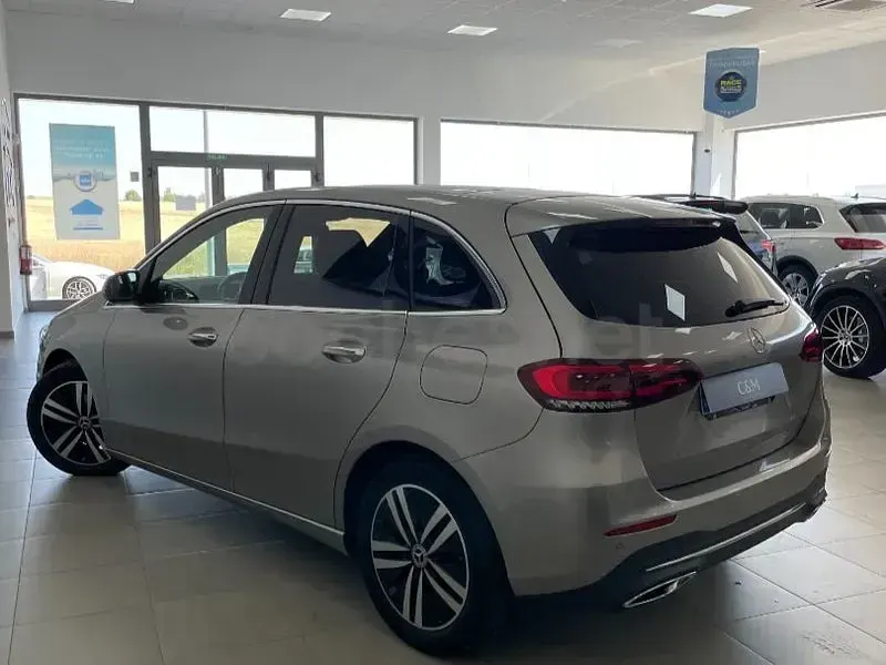 Usado Mercedes B180 116 CV (85 kW) 2020 Gris / plata Utilitario