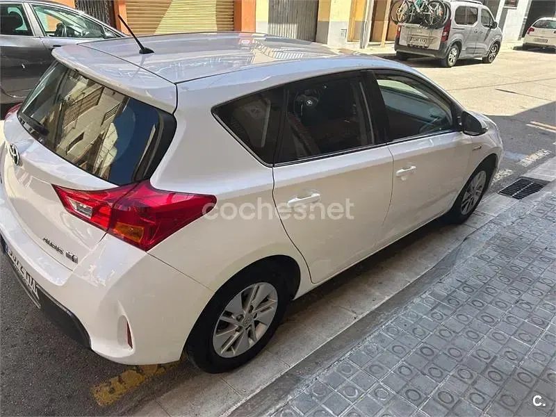 Usado Toyota Auris Hybrid Active 136 CV (100 kW) 2014 Blanco Berlina
